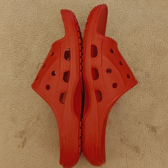 CROCS Unisex 11W/9M Red Baya Slide Relaxed fit. PAYPAL PAYMENT ONLY!! - Picture 5 of 6